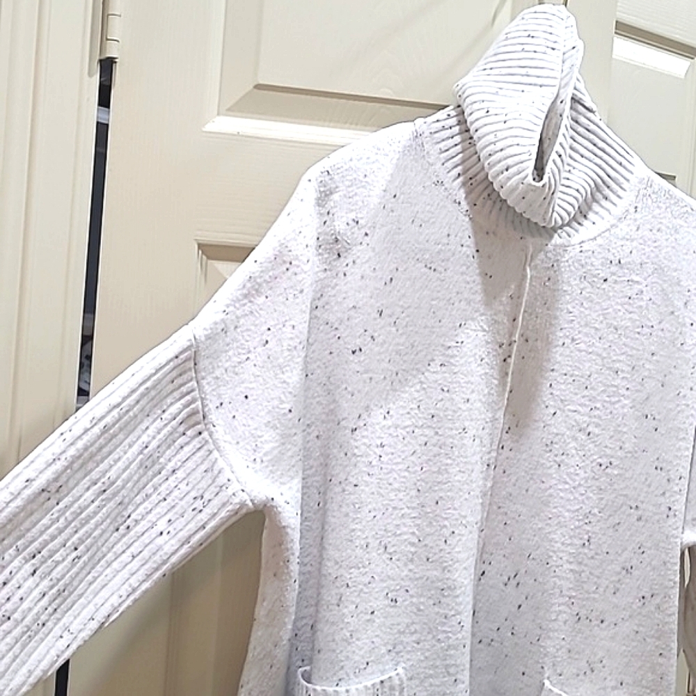 Madison Grey size Large speckled white boxy turtleneck pullover w/ real pockets - Picture 4 of 11